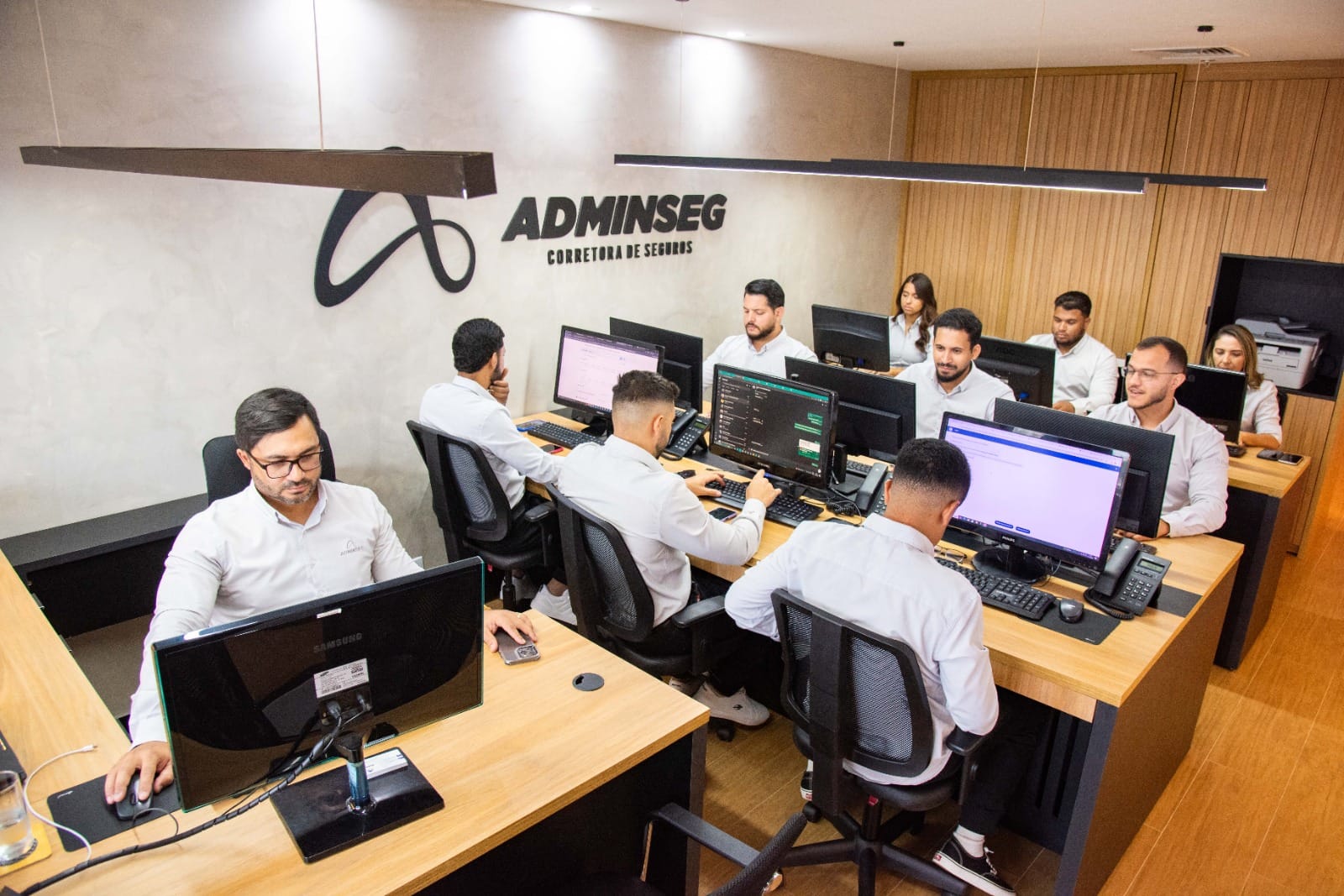 Equipe da Adminseg trabalhando na sede da corretora em Brasília